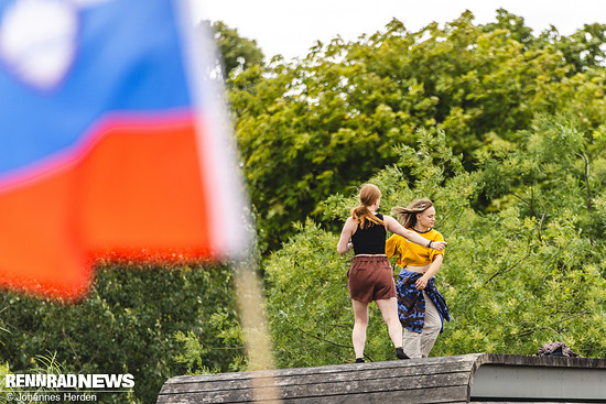 Auf den Dächern wurde getanzt, im Vordergrund augenscheinlich ein Pogi-Fan, der die slowenische Fahne wehen lässt.
