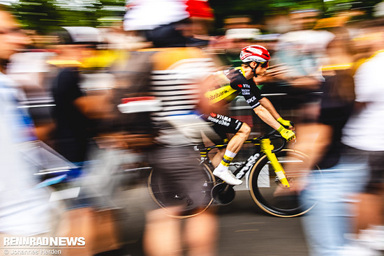 „UND VINGEGAARD STÜRMT DURCH DIE ZUSCHAUERMENGE AN DIE SPITZE DES PELOT…“