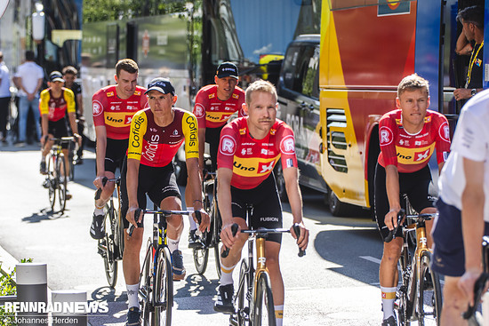 Team Cofidis und Uno-X auf dem Weg zum Teambus.