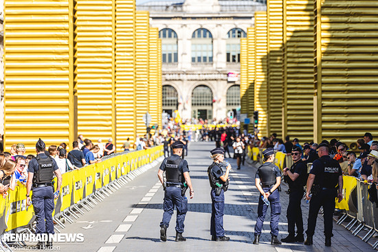 Viel Polizei sichert die Fahrtwege des Pelotons.