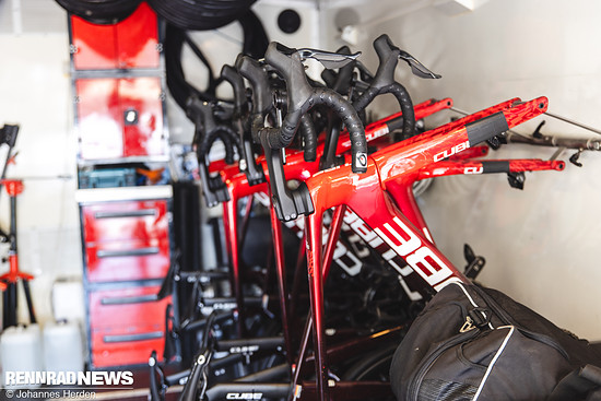 Auch Bikes lagern einige dutzend im Teamtruck.