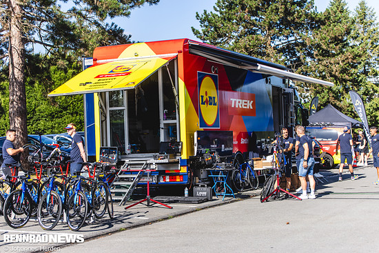 Bei Lidl-Trek werden gerade die Bikes frisch fertiggemacht.