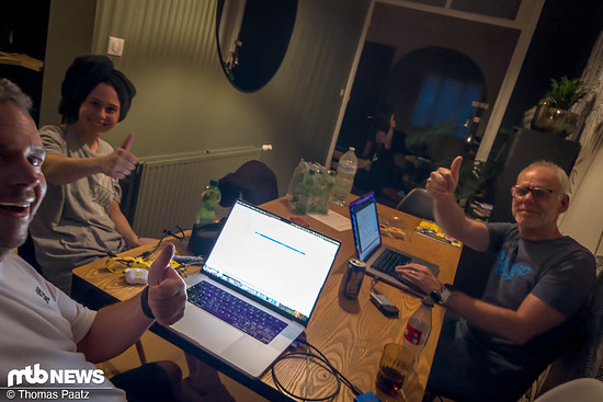 Nächtliches Daumen hoch an Kollegen Patrick, der aus der Ferne unsere Videos in Windeseile geschnitten hat