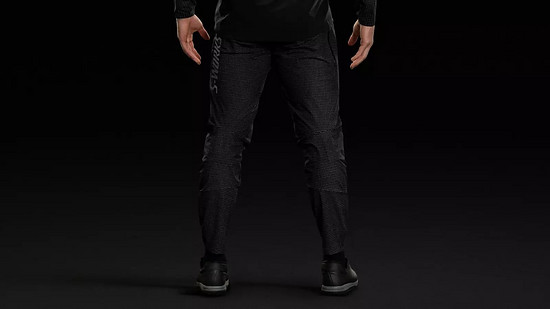 Zu haben ist die Hose, die im Vergleich zum Vorgänger zwar an Gewicht, nicht aber an Haltbarkeit verloren haben soll, für 259 € (UVP).