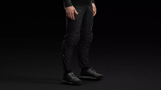 Die S-Works Off-Road Race Pant ist je in einer Version für Damen und Herren erhältlich.