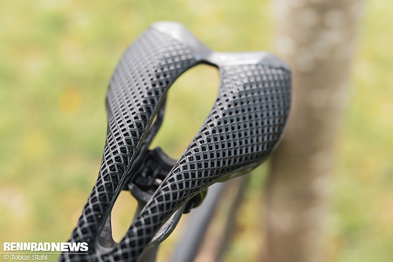 Zur Sitzfläche hin wird die 3D-Druck Struktur mit mehr Material ausgeführt, wodurch die Bereiche steifer und entsprechend härter werden