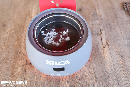 Im ersten Schritt wird das Kettenwachs in einem Schmelztigel oder einem alten Kochtopf geschmolzen