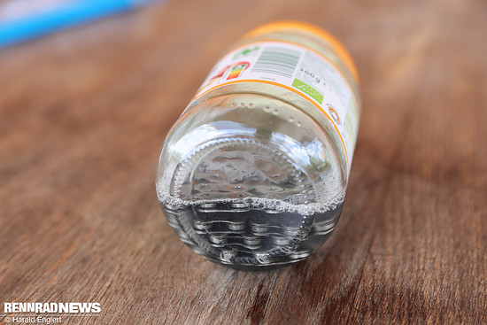 Die Kette sollte dabei komplett von der Entfetter-Flüssigkeit umgeben sein.