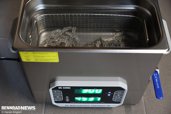 Wer eine besonders gründliche Reinigung möchte, verwendet zusätzlich einen Ultraschall-Reiniger.