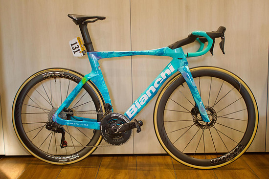 Bianchi stellt zur 13. Tour-de-France-Etappe von Kevin Vauquelin das Officina Bianchi Programm vor.