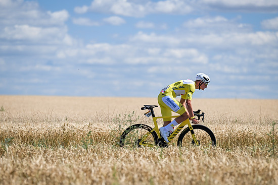 Mathieu van der Poel fährt in Gelb - für seinen Mannschaftskameraden ist nach einem schweren Sturz mit mehreren Knochenbrüchen die Tour 2025 beendet.