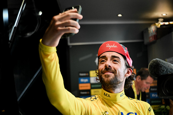 Und dann kam der tag von Ben Healy - mit dem gelben Trikot auf den Schultern kann man schon mal ein Selfie schießen.