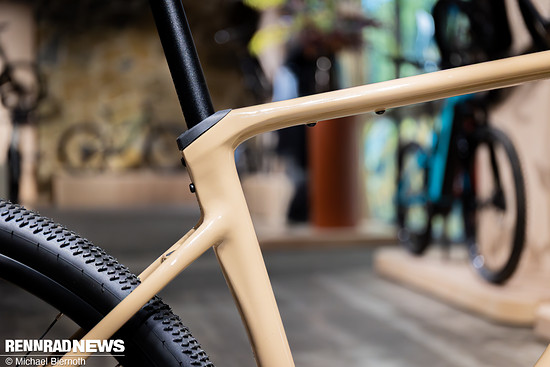 Auch der Bereich der Sattelstützenklemmung ist jetzt optisch näher am Carbon-Modell.