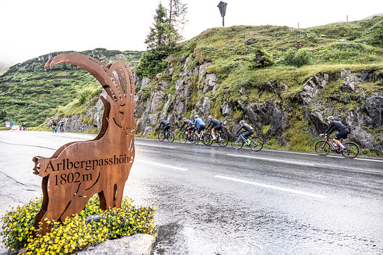 Die moderne Digital-Kamera-Technik zaubert schön Farben - in Natura sah das Wetter auf der Arlbergpasshöhe nicht so freundlich aus.