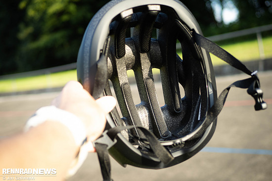 Die Polsterung ist schlank und an der Stirnseite unterbrochen