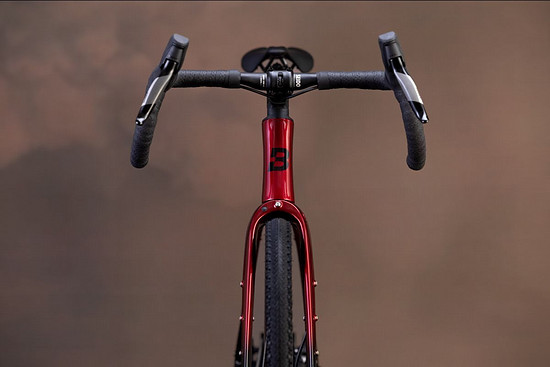 Das Cockpit kommt mit dem Seido Tackle Lenker, der 16° Flare bietet und Kontrolle satt bieten soll.