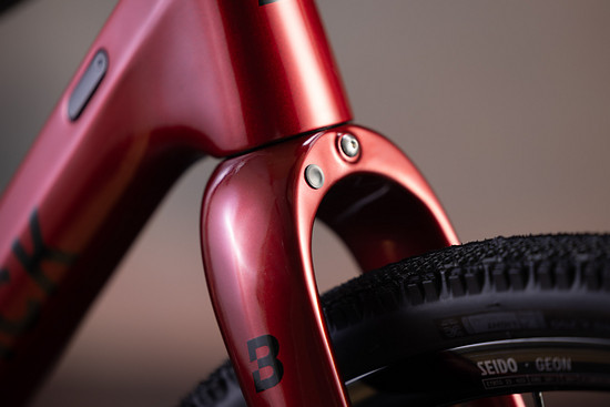 Reifenfreiheit gibts hier mit bis zu 50 mm.