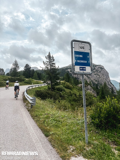 Wenige Höhenmeter bevor es dann endlich bergab geht: der Übergang vom Passo Falzarego zum Valparola ist denkbar kurz
