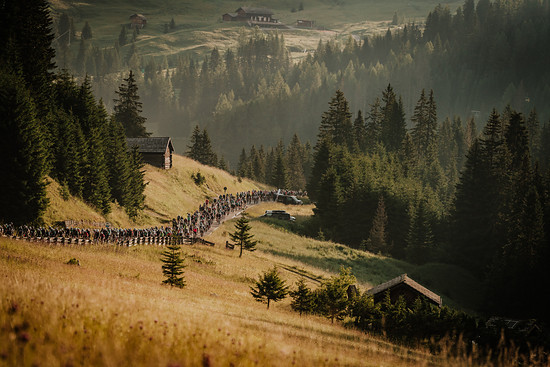 Direkt nach dem Start geht es dicht gepackt in Richtung "Quäl dich"