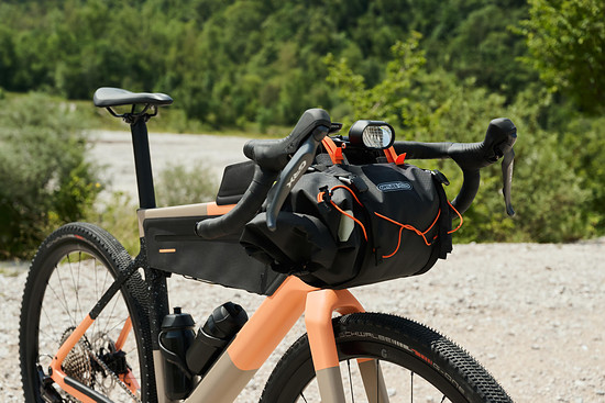Neben dem Supernova M99 Scheinwerfer, gehören auch die Fidlock Taschen dazu.