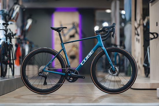 Das Cube Attain C:62 SLT Endurance Rennrad.