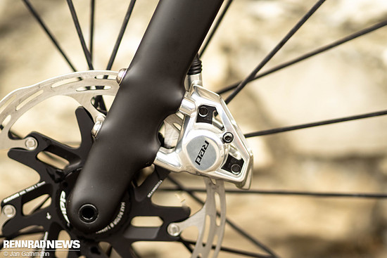 Die neue Bremssattel-Aufnahme vorne ist für 160-mm-Rotoren ausgelegt.