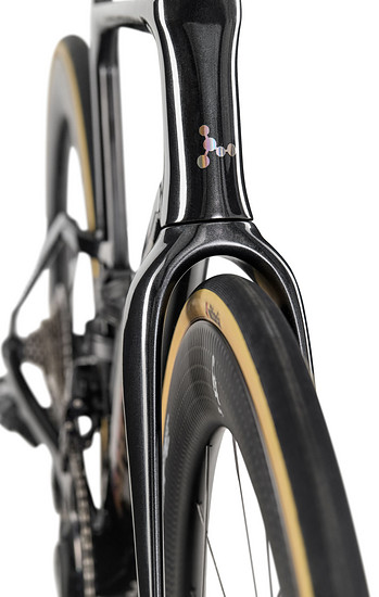 Schlanke Frontpartie mit enger Integration: Die Gabel des Nitrogen Pro soll für minimale Verwirbelungen sorgen und Platz für 30-mm-Reifen bieten.