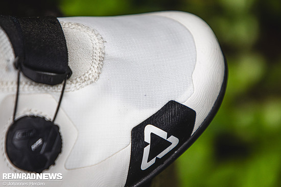 Das Dyneema-Obermaterial ist leicht und strapazierfähig.