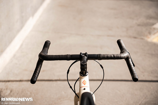 Der Gravel Bike Lenker holt die Breite aus sattem Flare.