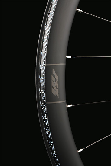 Der Carbon-Laufradsatz soll der perfekte Allrounder sein und kostet 1.195 GBP (UVP).