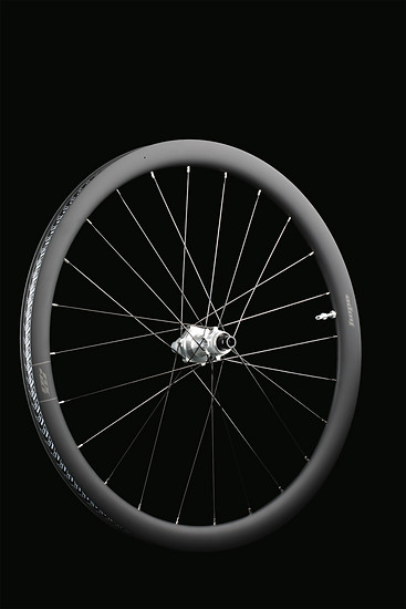 Der RX40 soll mit Carbonfelge, PRO5 Straight-Pull-Naben und Sapim CX-Ray Speichen eine Balance aus Stabilität, Gewicht und Aerodynamik bieten.