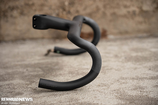 Der Unterlenker ist in Griffposition abgeflacht.