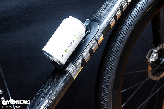 Die Hybridbauweise ermöglicht die einfache Integration cooler Features, wie dem Staufach im Unterrohr.