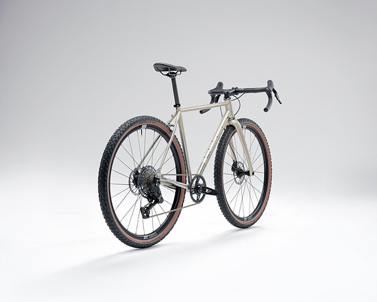 Der Edelstahl-Rahmen soll rostfrei bleiben und wird mit einer Columbus Cross+ Carbongabel kombiniert, bei der Rost ebenfalls unwahrscheinlich ist.