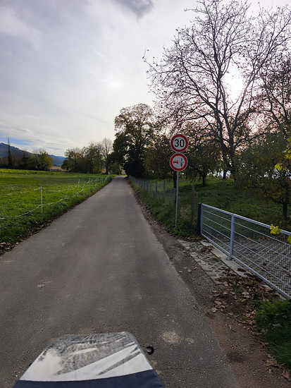 ChillRide 👥
Verbindungsweg Kirchhofen/ Ehrenstetten gilt jetzt Tempo 30 und dazu Schilder, die nur auf etwas hinweisen, was eigentlich logisch sein sollte, aber von 80% ignoriert wird! 👀