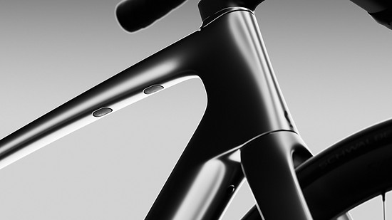 Rahmen und Gabel bestehen aus HMX-Carbon und wiegen zusammen nur gut 1,2 Kilogramm.