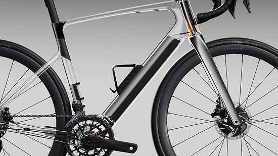 Im Unterrohr verbirgt sich ein 290-Wh-Akku, der nicht nur den Antrieb mit Energie versorgt, auch Rücklicht und Schaltung werden hier gespeist.