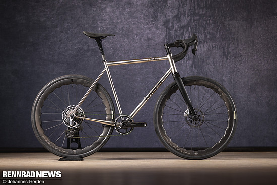 Das M83 Velaro – Premiere für den Edelstahl Allroad-Renner aus deutscher Produktion.