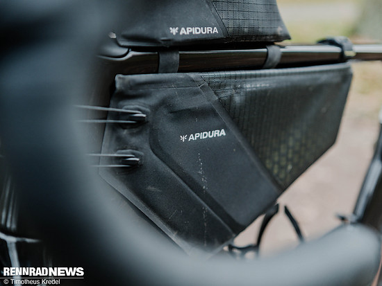 Die Rahmentasche besitzt nur rechts einen Reißverschluss