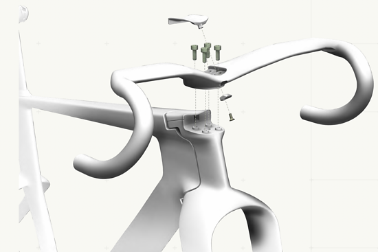 Das Cockpit wird mit vier Schrauben an der Gabel-Konstruktion befestigt.