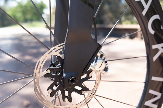 Auch an der Bremsaufnahme wurde natürlich die perfekte Aero-Form gesucht.