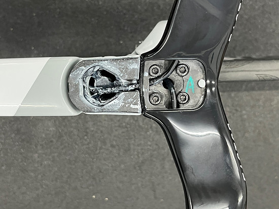 Ein Blick unter die Abdeckkappen offenbart die Leitungsführung.