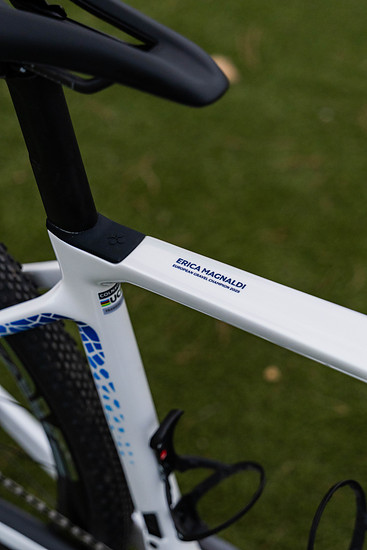 … Und dem Namenszug der Europameisterin auf dem Oberrohr.