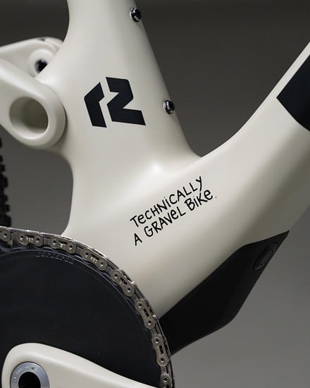 Nicht zu sehen im integrierten Konzept von Scott ist der Dämpfer hinten, der sich im Rahmen versteckt.