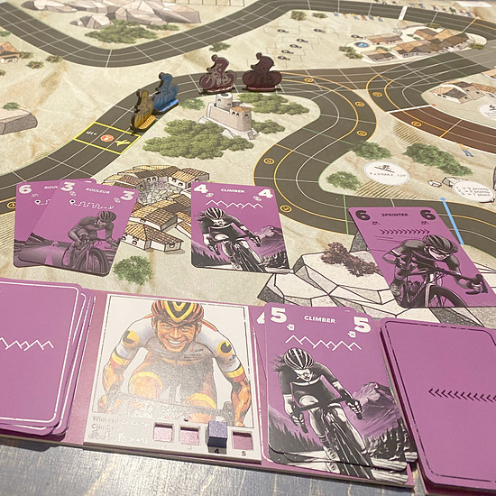 Auf einer zweiseitigen Karte mit verschiedenen Wertungs-Sektionen können unterschiedliche Kurse mit bis zu vier Personen gespielt werden.