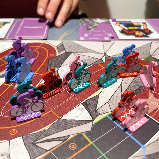 Verschiedene Fahrertypen, aber auch verschiedene Fahrerprofile – ob Sprinter, Bergfahrer oder Rouleur, zusätzlich zur Spezialisierung lassen sich noch eigene Charaktere mit verschiedenen Spezialfähigkeiten auswählen.