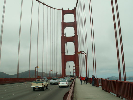 mit dem Fahrrad über die Brücke