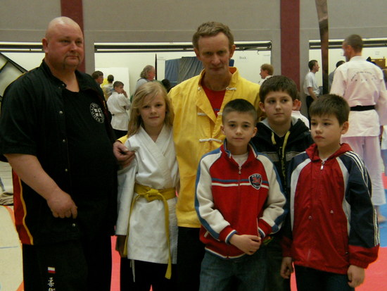 Gruppenfoto mit dem Großmeister (mitte)